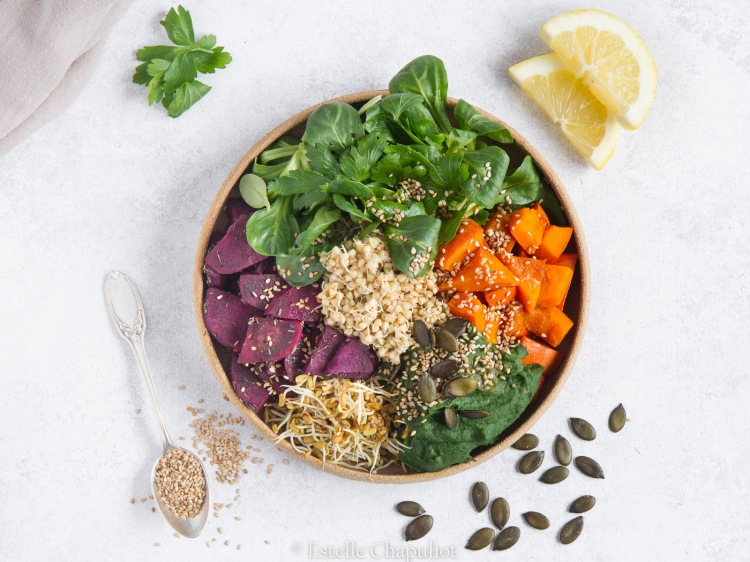 Assiette colorée : graines germées, purée panais-épinards, patate douce violette, potimarron, sarrasin germé, salade (vegan et sans gluten)